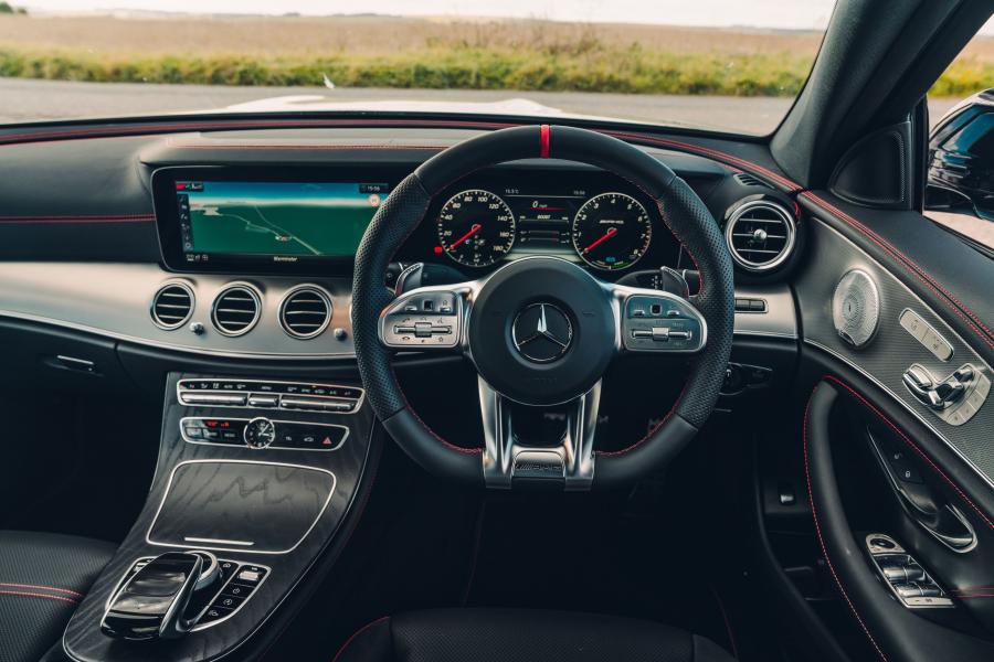 Панель приборов Mercedes-AMG E53 4Matic+ (W213) 2018 года  (UK) (фото 37 из 40)